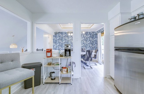 Millard House | Deja Blue In Heart Of Omaha ~HOT TUB- 2 King Beds-Park-4BR-Park