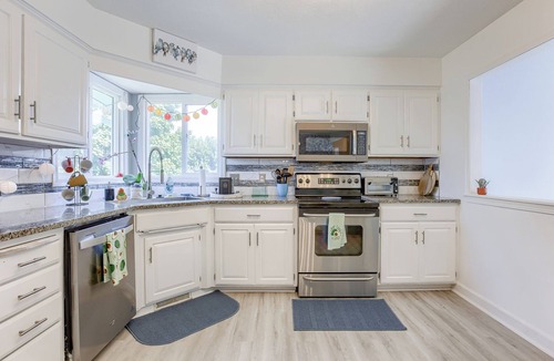 Millard House | Deja Blue In Heart Of Omaha ~HOT TUB- 2 King Beds-Park-4BR-Park
