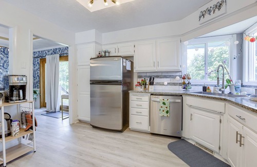 Millard House | Deja Blue In Heart Of Omaha ~HOT TUB- 2 King Beds-Park-4BR-Park