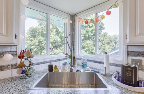 Millard House | Deja Blue In Heart Of Omaha ~HOT TUB- 2 King Beds-Park-4BR-Park