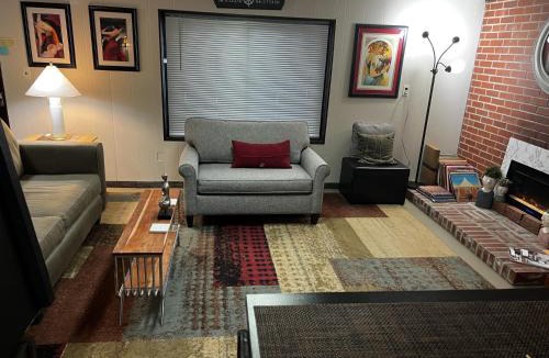 South Kansas City Apartment | Delightful Patio Retreat with Pool Table in South KC