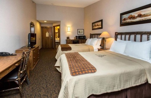 Onalaska Hotel | Deluxe 2 Queen Room | Pool Access & Free Parking | 5mi to Onalaska Omni Center