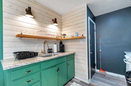 Derby Apartment | Derby Dream - Cozy King - Near Park!