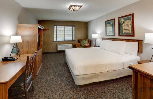 Johnston Hotel | Des Moines Stay w/Onsite Pool and Gym | 0.5 mi to Texas Roadhouse