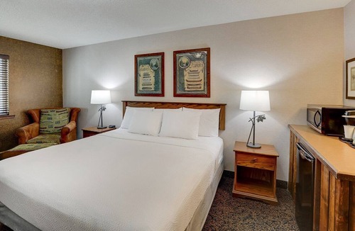 Johnston Hotel | Des Moines Stay w/Onsite Pool and Gym | 0.5 mi to Texas Roadhouse