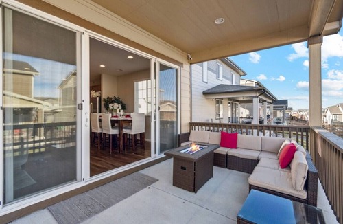 Aurora House | DISCOUNT: 6mo+ Furnished Gem|3BR Aurora Home