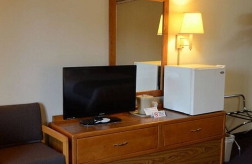 Thorp House | Dive Into Your Dream Vacation! 2 Comfortable Units, Free Parking, Pets Allowed