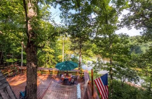 Innsbrook House | Dock & Resort Perks: Quiet Lakefront Cottage