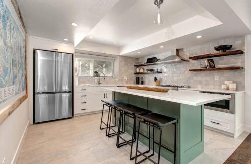 South Snyderville Basin House | Dog-friendly walk to Canyons hot tub fireplace foosball AC