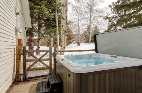 South Snyderville Basin House | Dog-friendly walk to Canyons hot tub fireplace foosball AC