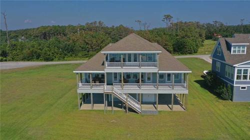 Gloucester House | Dolphin Lookout
