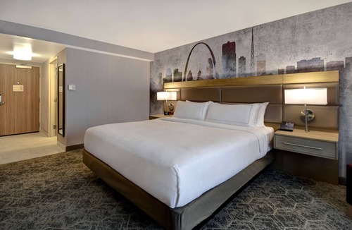 Airport Township Hotel | DoubleTree by Hilton St. Louis Airport