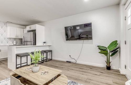 Midtown Apartment | Downtown 1 Bed Apartment