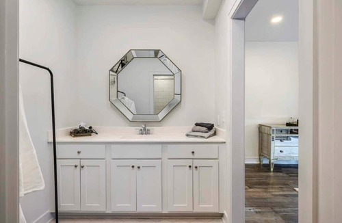 Parkville Apartment | Downtown 1BR Parkville Walkable Dining & Shops
