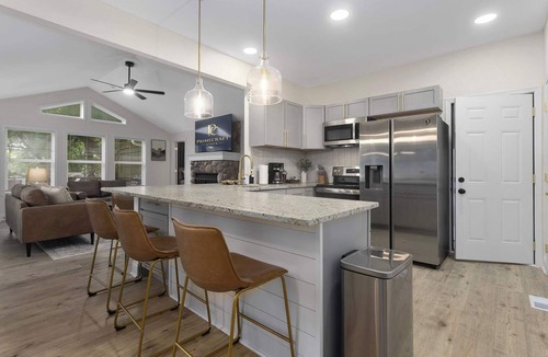 Lee's Summit House | Downtown Lee's Summit | Mini Golf, Arcade & Fire Pit — Sleeps 12