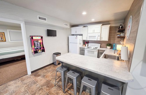 Tahlequah House | Downtown Tahlequah! Amazing Patio, Walkable to Restaurants/Bars, Wi-Fi +