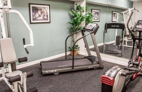 Davenport House | Dreamy accommodations near John Deere Pavilion !
