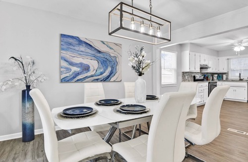 Mission House | ❖Driveway❖15min → DT❖Family-Friendly❖Yard+Patios❖Corner Lot❖Reserved Parking❖