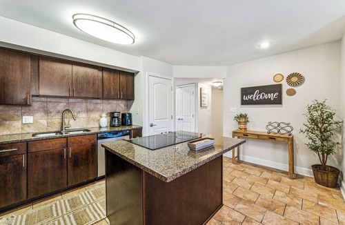 Quality Hill Condo | Dtwn Kansas City Hub 9 Mi to Arrowhead Stadium!