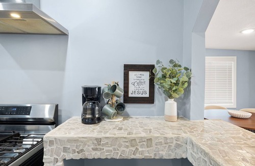 Riverview House | DTWN KCK - 6 beds with Pool Table & Arcade Games - 7 min to PNL!