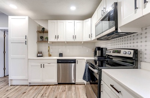 Dundee-Happy Hollow Historic District House | Dundee Delight 3Br2Ba sleeps 9, central Omaha, heart of historical neighborhood
