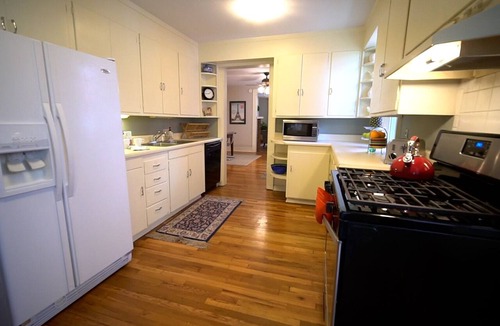 Southmoreland Apartment | Duplex First Floor - Southmoreland, KCMO - Easy access to all KC has to offer