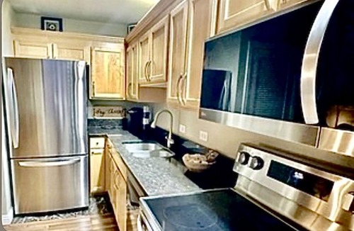 Downtown Lincoln Condo | Dwntwn short walk to stadium, PBank Arena & Haymarket, parking pass! Sleeps 4!