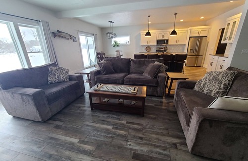 Winneconne House | EAA Quiet StayWhole House