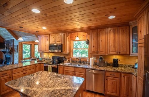 Todd Cabin | Eagle Ridge | Panoramic Mountain Views | Hot Tub & Game Room
