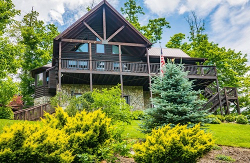Todd Cabin | Eagle Ridge | Panoramic Mountain Views | Hot Tub & Game Room