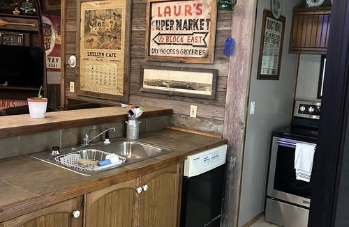 Wewela Cabin | Eclectic lodge in charming Colome, SD