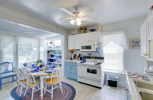Manitowoc Apartment | Eclectic Manitowoc Vacation Rental Near Marina!