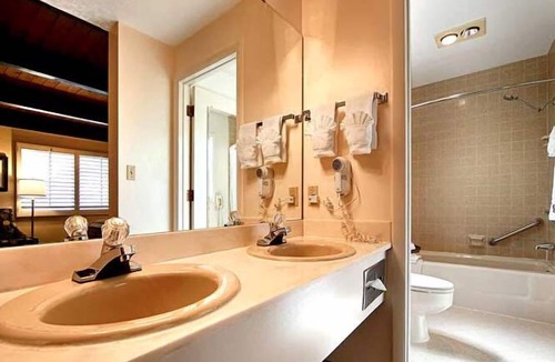 Vernal Hotel | Econo Lodge Inn & Suites Vernal near Dinosaur Monument
