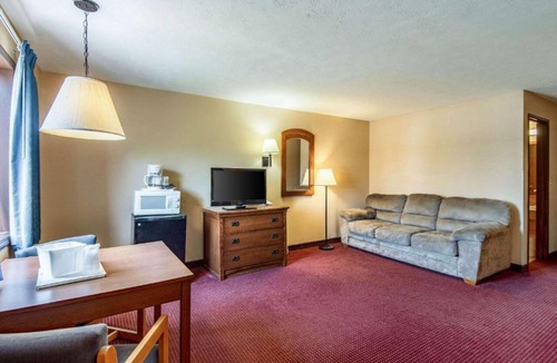 Grandview Plaza Hotel | Econo Lodge Junction City I-70 Near Fort Riley