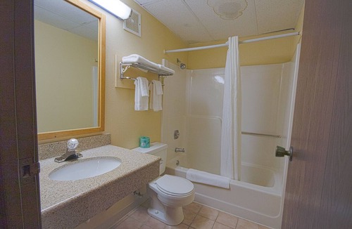 Grandview Plaza Hotel | Econo Lodge Junction City I-70 Near Fort Riley