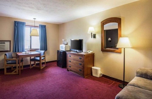 Grandview Plaza Hotel | Econo Lodge Junction City I-70 Near Fort Riley