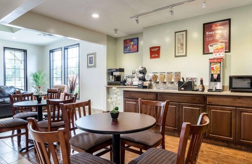 Sunset Hills Hotel | Econo Lodge Lawrence near University