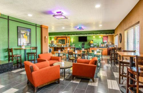 Southwest Topeka Hotel | Econo Lodge Topeka at Wanamaker
