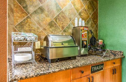 Southwest Topeka Hotel | Econo Lodge Topeka at Wanamaker