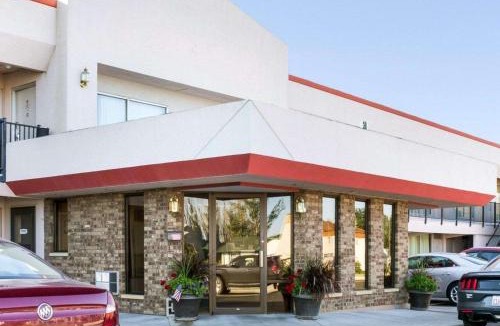 Pinnacles Entrance Badlands Cabin | Econo Lodge Wall