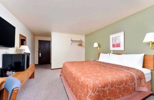 Staples Hotel | EconoLux Inn