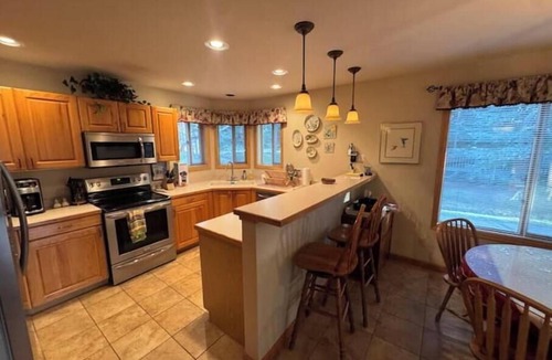 Edwards House | Edward’s Escape - 4BR Getaway
