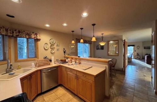 Edwards House | Edward’s Escape - 4BR Getaway