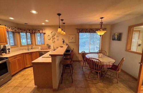 Edwards House | Edward’s Escape - 4BR Getaway