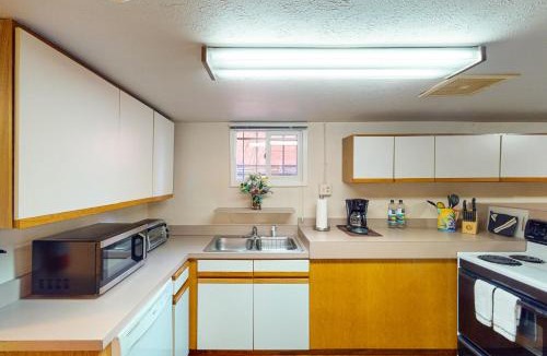 Lincoln Park Apartment | Elati Guesthouse: Walkable Home in Arts District
