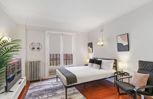 South Evanston Apartment | Elegant Studio: An Ideal Stay in Evanston