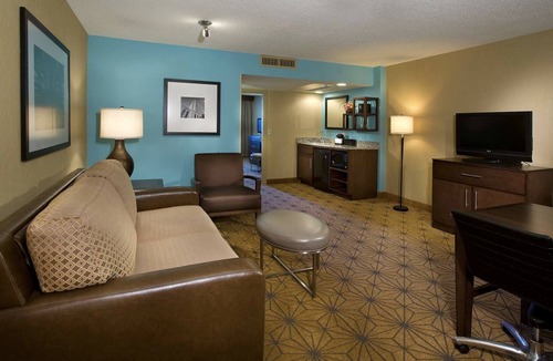 Waldron Hotel | Embassy Suites by Hilton Kansas City International Airport