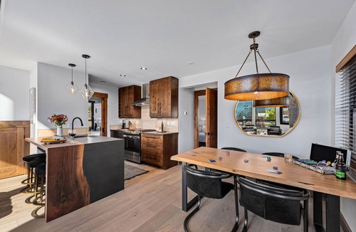 Estes Park Cabin | End Unit - EV Charger, Fireplace & Jacuzzi