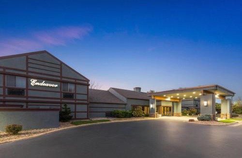 Topeka Hotel | Endeavor Inn & Suites, Trademark Collection by Wyndham