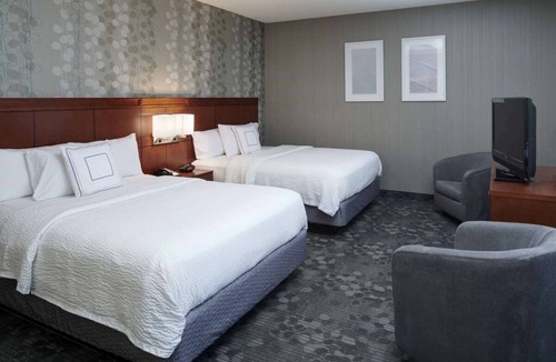 Brookfield Hotel | Ensuring a Very Comfortable & Memorable Stay! 2 Relaxing Units, Indoor Pool!